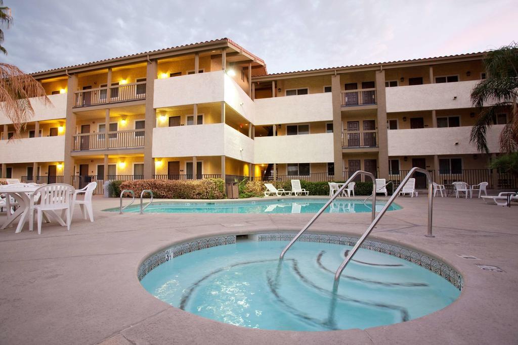 Red Lion Inn & Suites Cathedral City Palm Springs Exterior photo